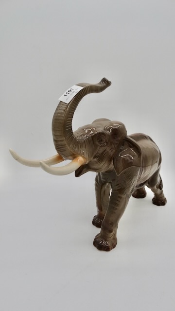 1 éléphant en porcelaine