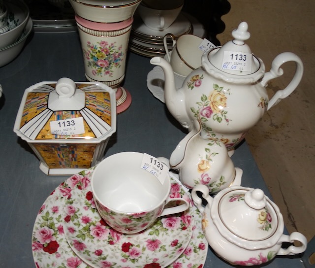 1 sada různých porcelánových dílů