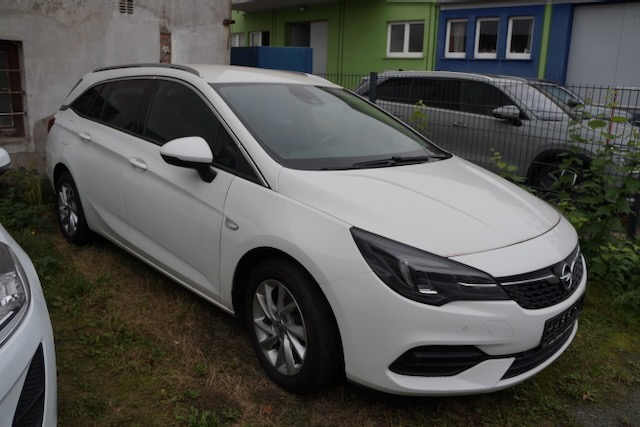 1 Opel Astra Sports Tourer+, 1re immat. 10/20, contrôle technique 12/25, diesel, manuelle, km affiché 95 379, cylindrée 1496, 77 kW, 2 clés, tous documents