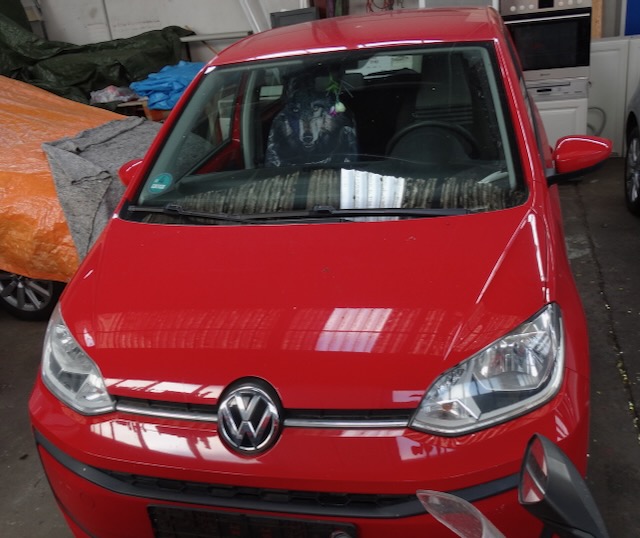 1 VW UP!, 1re imm. 06/18, CT 09/27, essence, manuelle, km 157 163, cyl. 999, kW 44, 2 clés, tous papiers