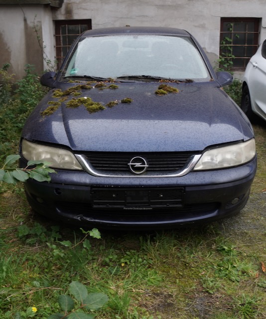 1 Opel Vectra, essence, manuelle, km 125 864, année env. 1999, 1 clé, sans papiers