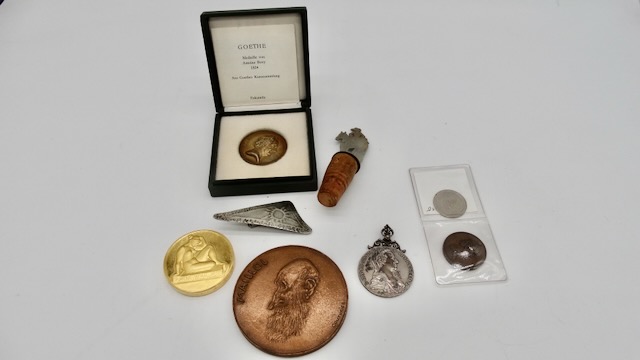 1 lot de médailles + bijoux