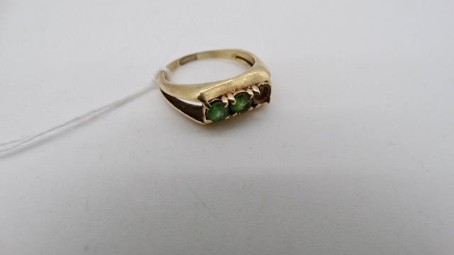 1 ring in 585 gold with 2 green stones, 1 missing
