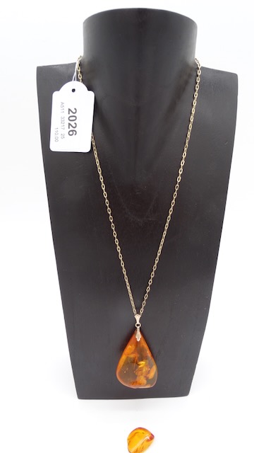 1 damesketting 333 goud met barnsteen