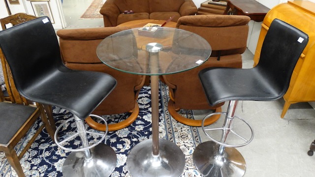 1 bartafel met 2 hoge krukken