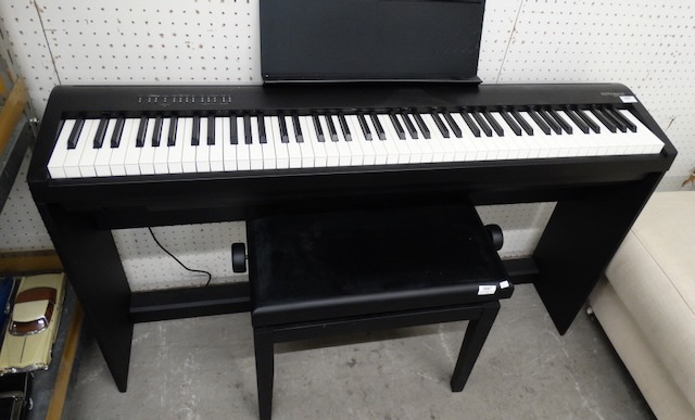 1 pianino "Roland" ze stołkiem