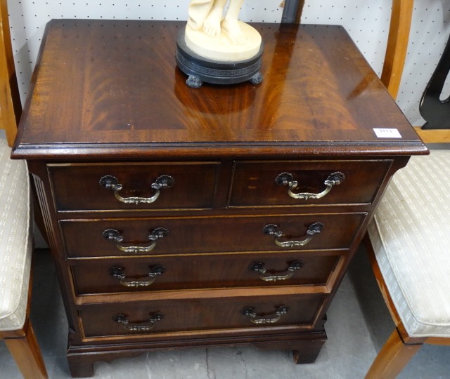1 small chest of drawers