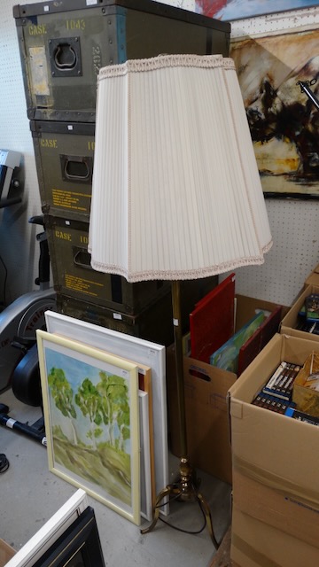 1 floor lamp