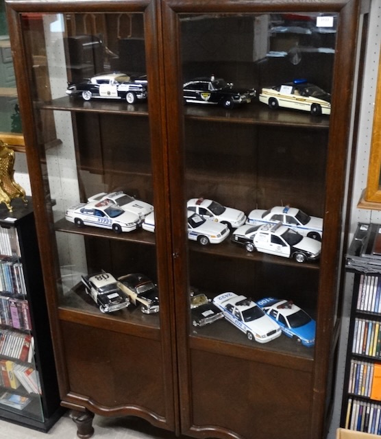 1 display cabinet