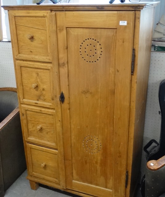 1 armoire en bois tendre
