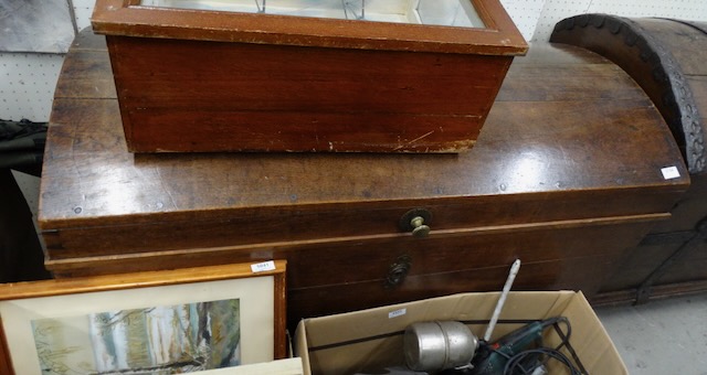 1 round-lid chest