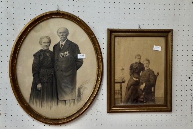 2 fotografie portretowe, oprawione