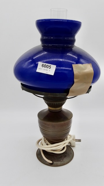 1 tafellamp met blauwe kap