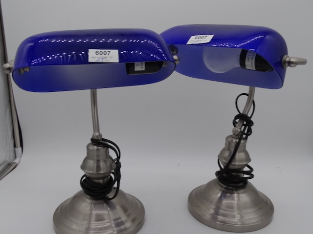 2 lampy stołowe z niebieskim abażurem