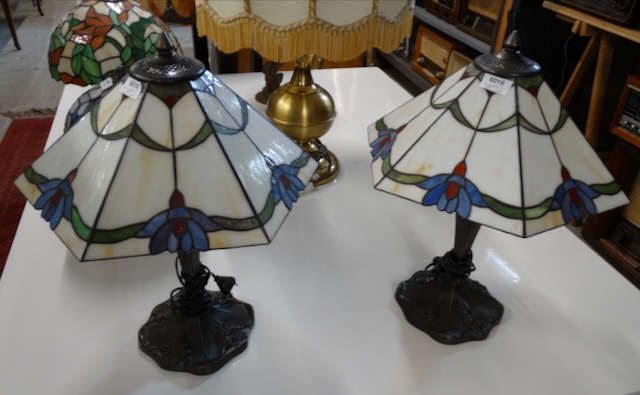 2 stolní lampy ve stylu Tiffany