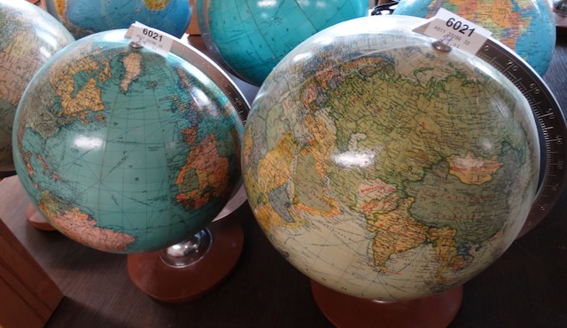 2 globes