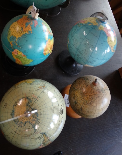 4 kleine globes