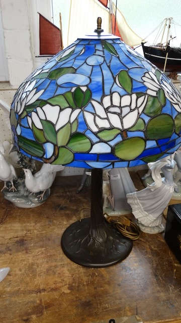1 lampa stołowa w stylu Tiffany