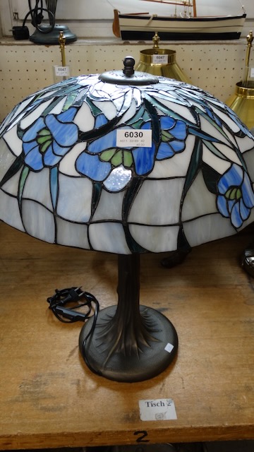 1 lampa stołowa w stylu Tiffany