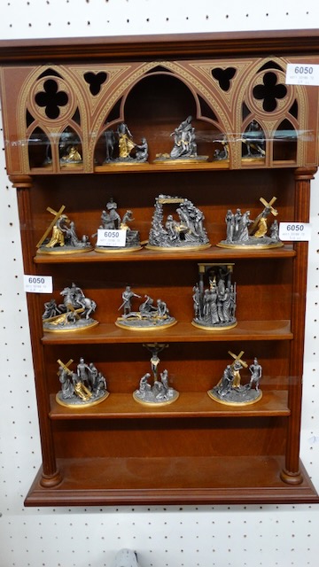 1 regał z metalowymi figurkami "Jezus"