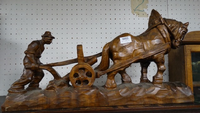 1 drewniana figurka "Koń z pługiem"
