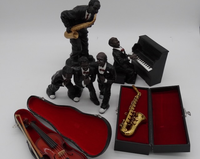 3 figurki muzyków