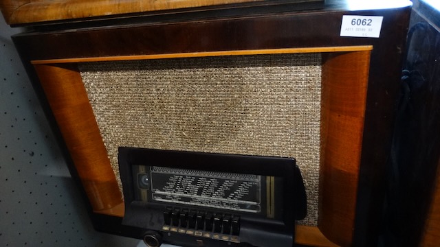 1 old tube radio