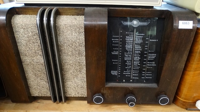 1 staré elektronkové rádio