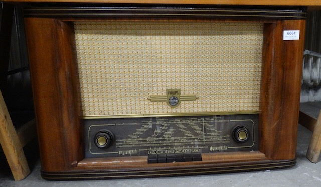 1 vieille radio à tubes