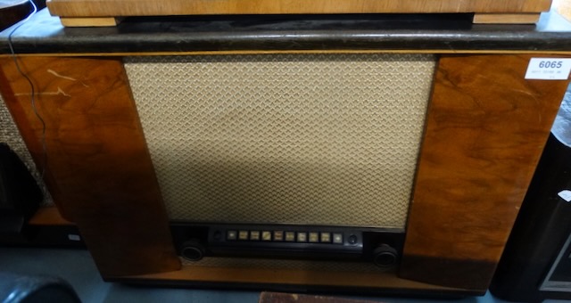 1 vieille radio à tubes