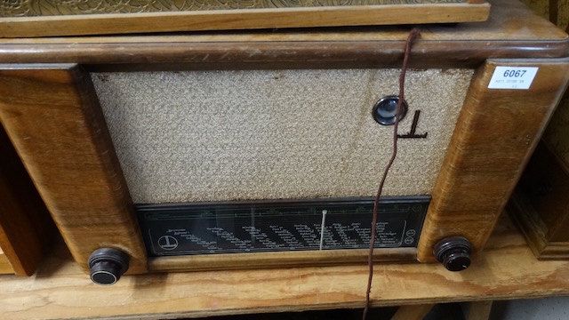 1 vieille radio à tubes