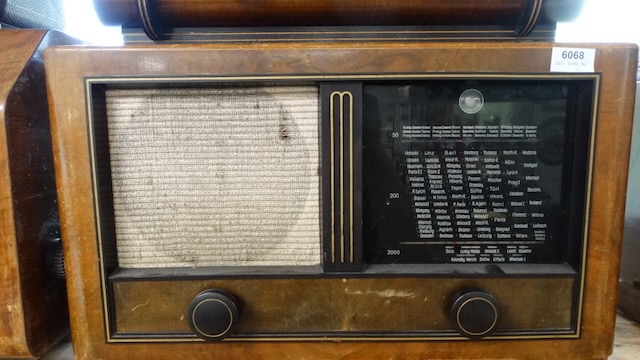 1 old tube radio