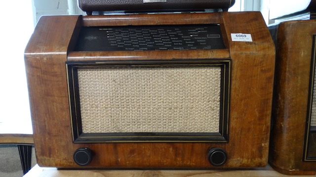 1 vieille radio à tubes