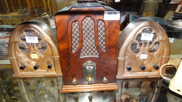 3 anciens postes de radio à tubes