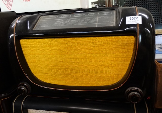 1 ancien poste de radio à tubes