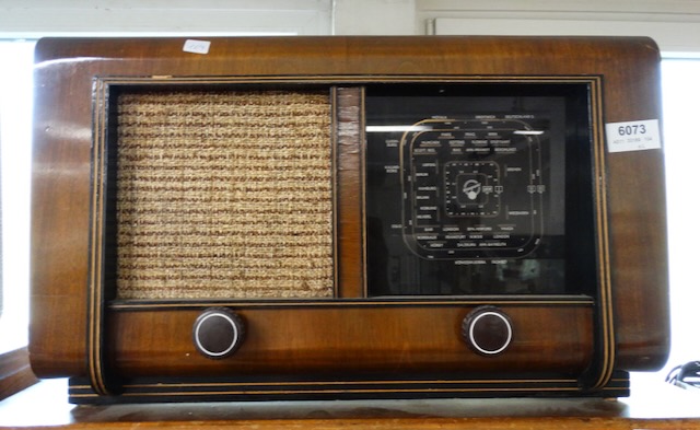 1 ancien poste de radio à tubes