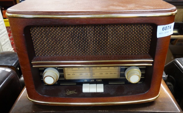 1 vieille radio à tubes