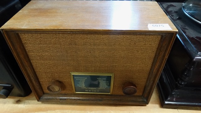 1 vieille radio à tubes