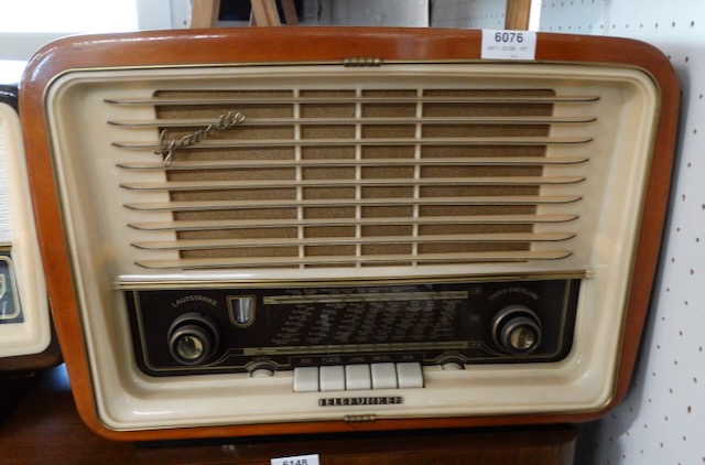 1 staré elektronkové rádio