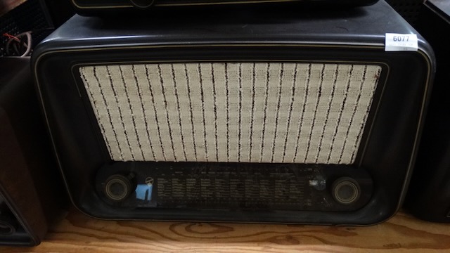 1 vieille radio à tubes