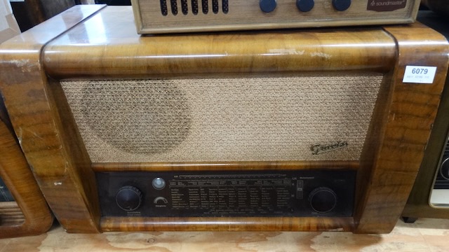 1 vieille radio à tubes