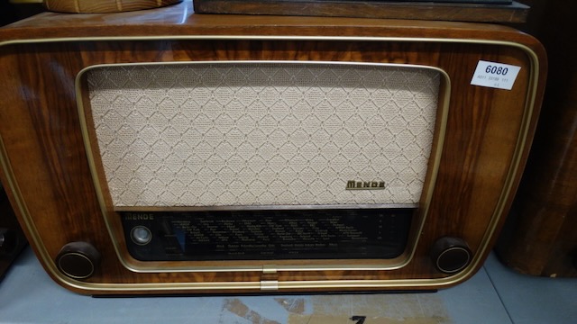 1 vieille radio à tubes