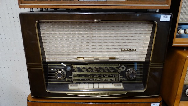 1 vieille radio à tubes