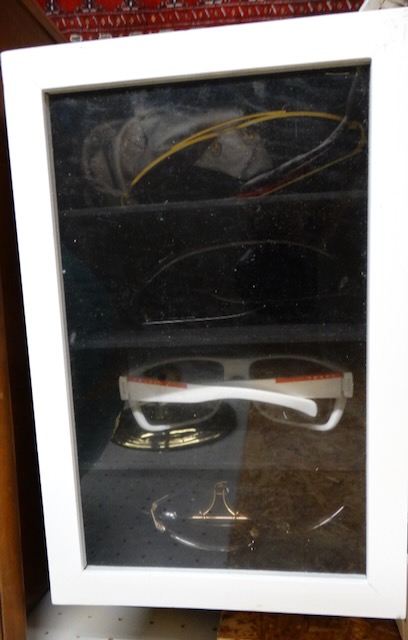 1 lot of sunglasses
