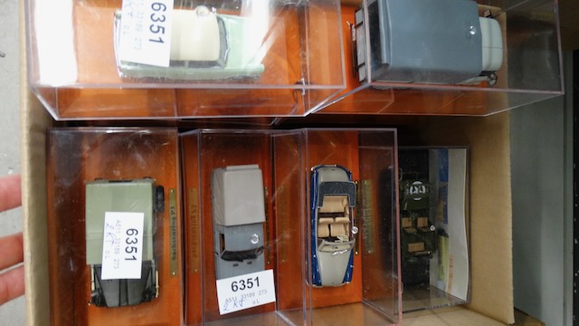 2 cartons de voitures miniatures