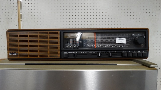 1 vieille radio Saba