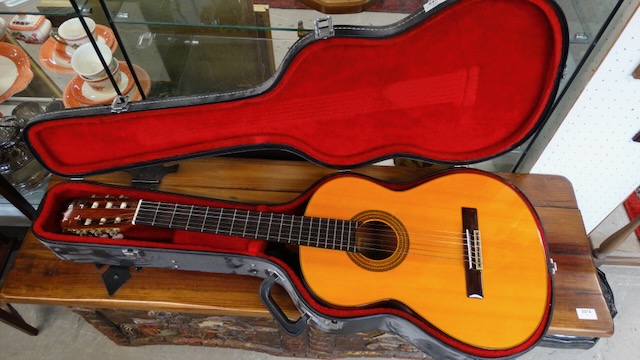 1 acoustic guitar "Fender"